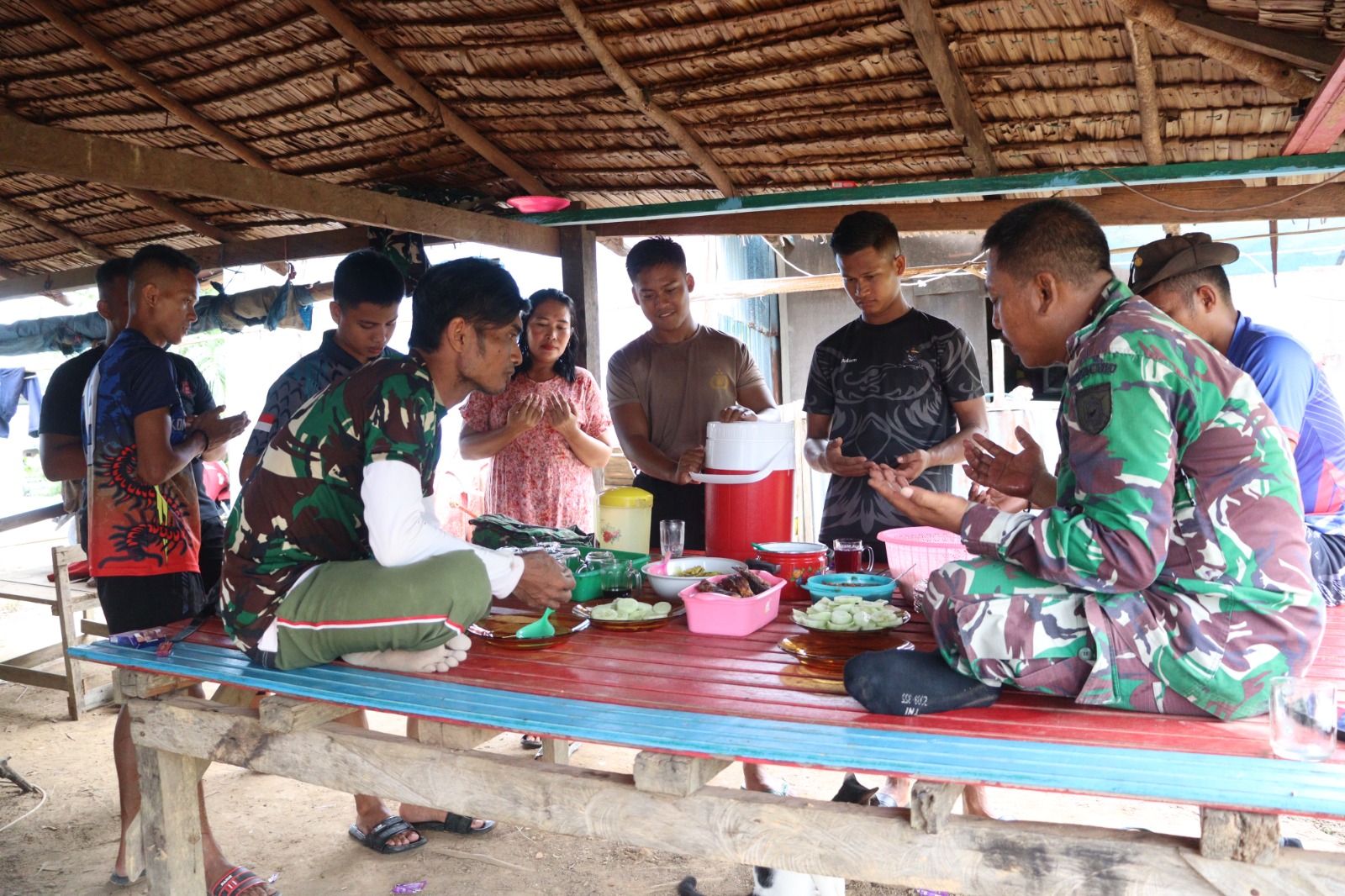 Satgas TMMD Ke-125 Kodim 0910/Malinau, Berbagi Berkat dan Kebersamaan dengan Warga