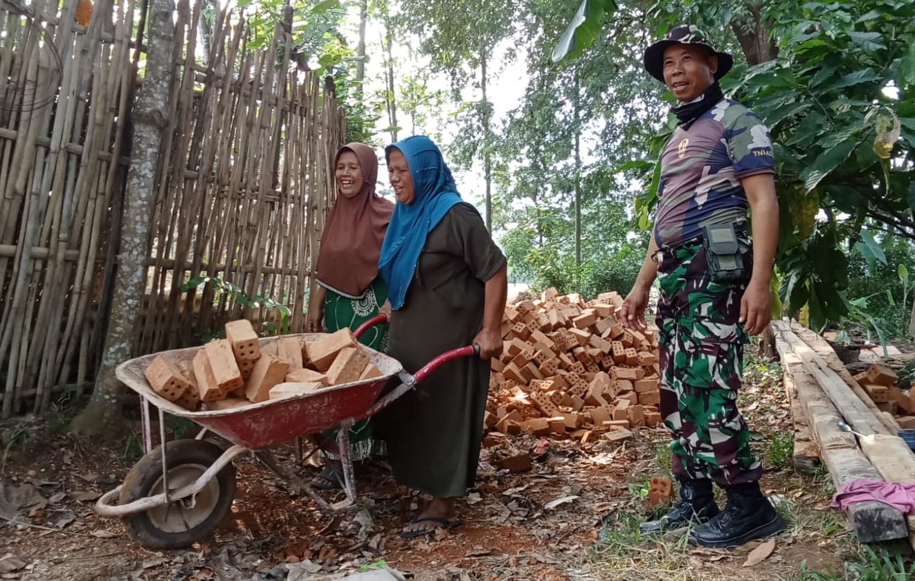 TMMD ke-125 Kodim 0411/KM, Dua Emak-emak Jadi Motivasi bagi Masyarakat