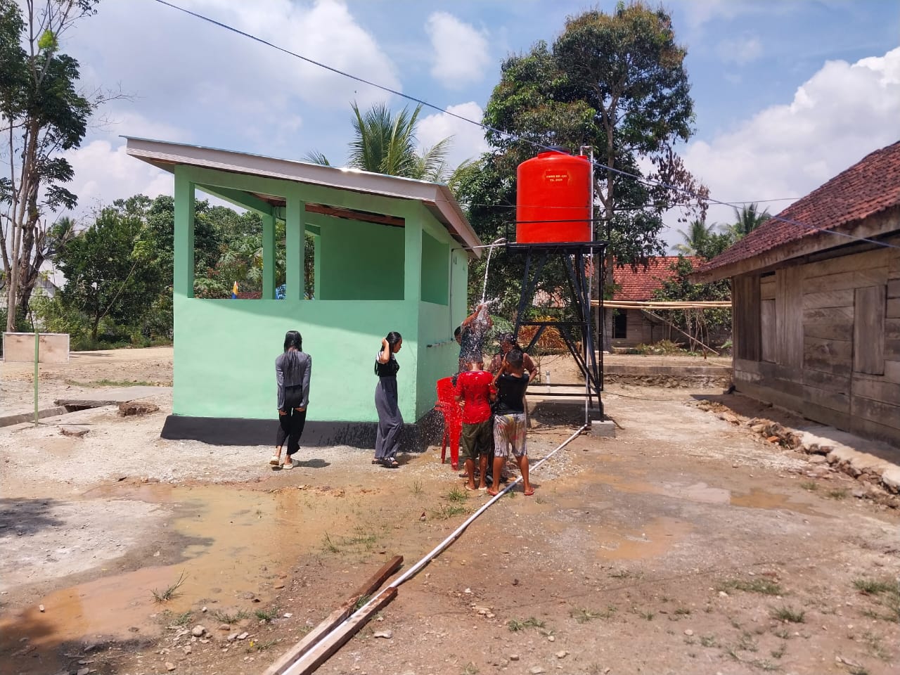 TMMD 125 Kodim 1417/Kendari Berhasil, Anak-anak Nekudu Dapat Menikmati Air Bersih