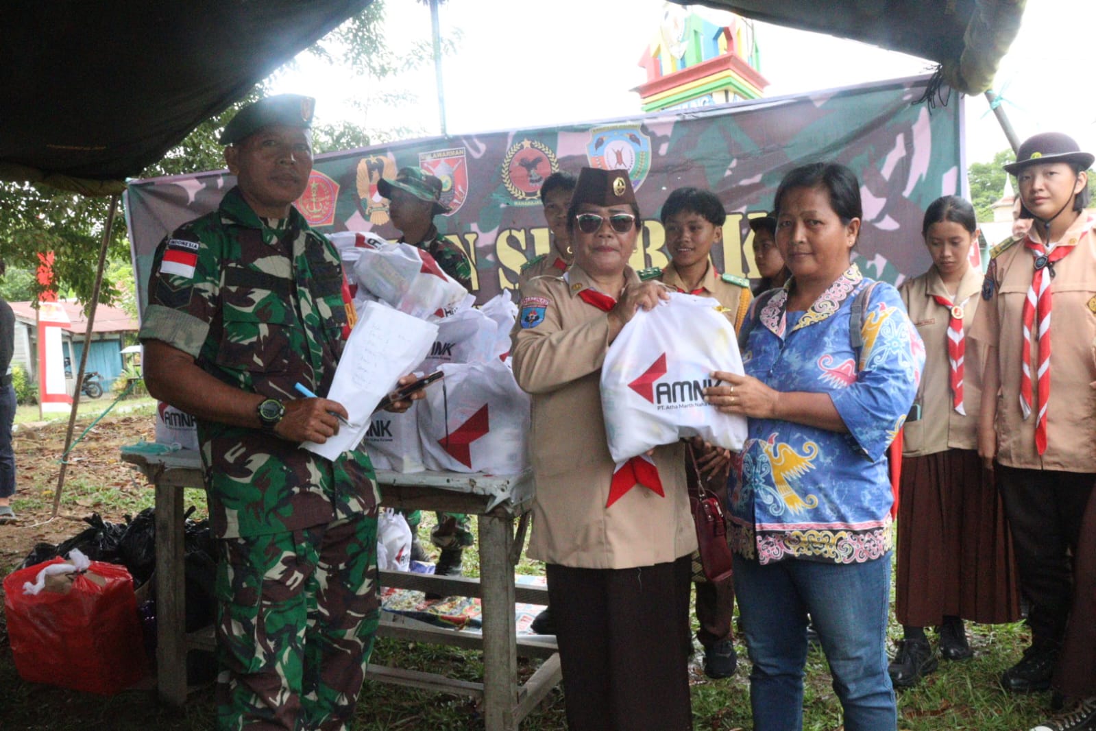 Penutupan TMMD Ke-125 Kodim 0910/Malinau diwarnai dengan Pembagian Sembako untuk Warga