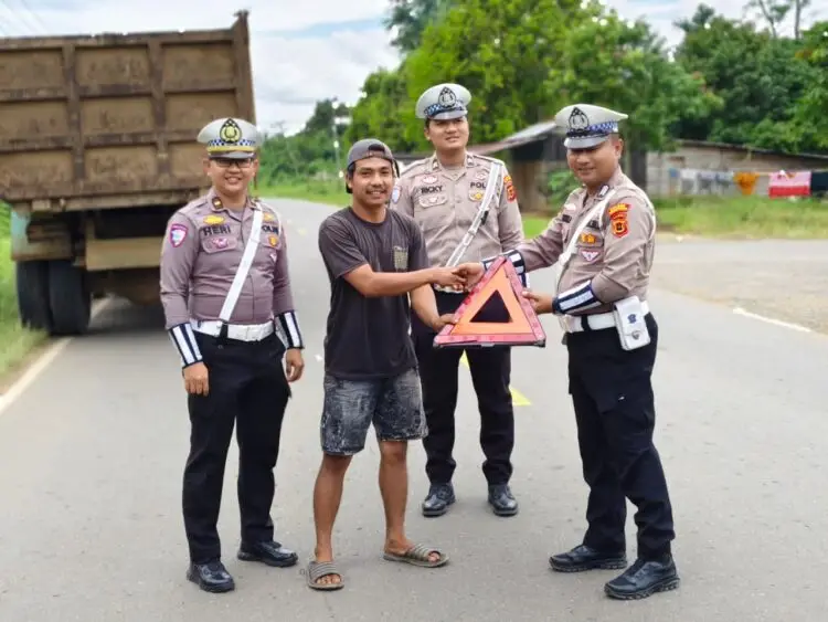 Hadiah HUT Lantas Ke 70,Satlantas Polres Tanjabtim Bagi Segitiga Reflektor