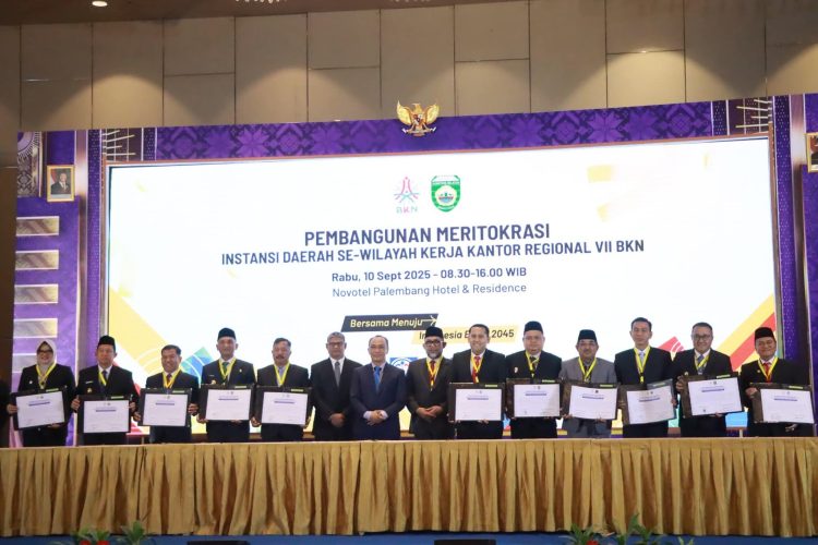 Bupati Tanjabtim Hj Dillah Hikmah Sari Hich Tandatangani Komitmen Bersama Pembangunan Meritokrasi Instansi Daerah Di Palembang