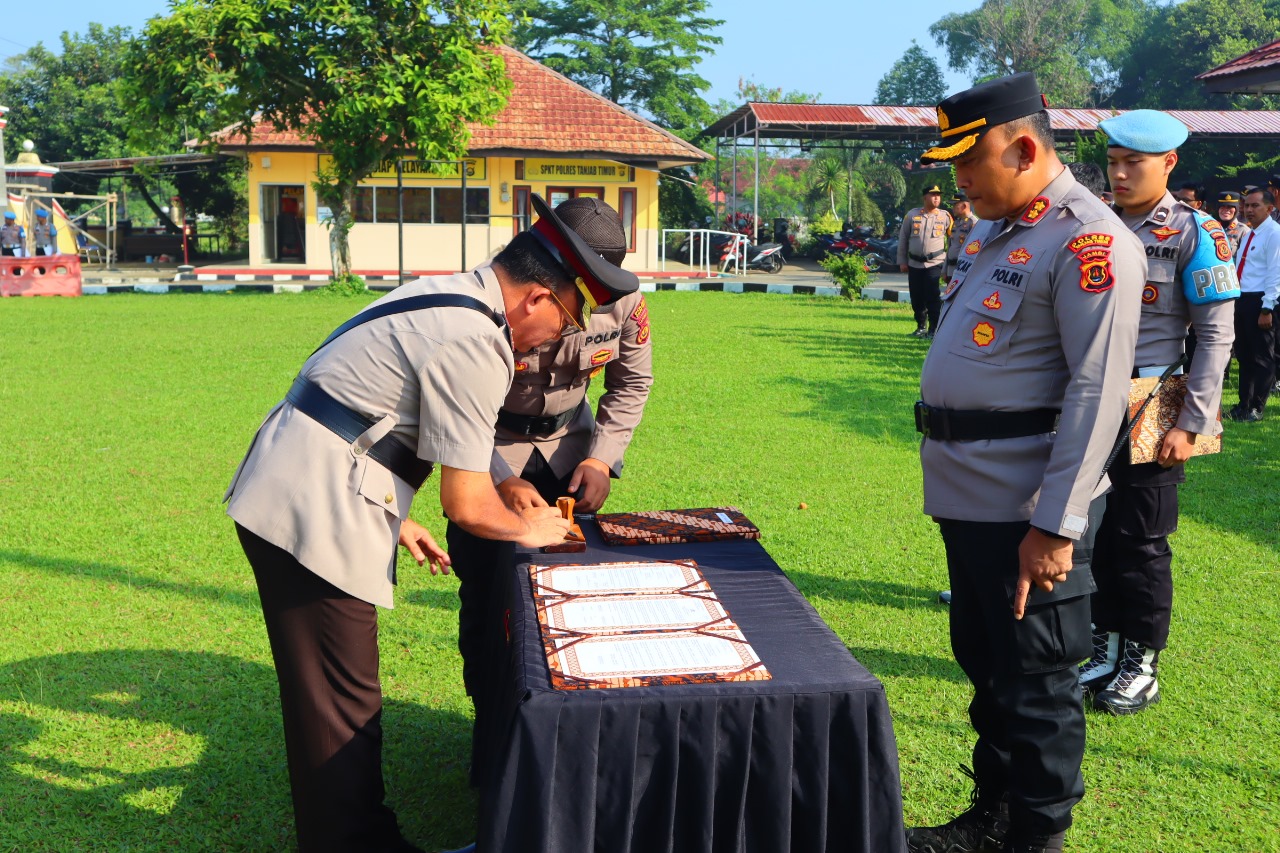 Kapolres Tanjabtim Pimpin Upacara Sertijab Wakapolres Dan Kabag SDM