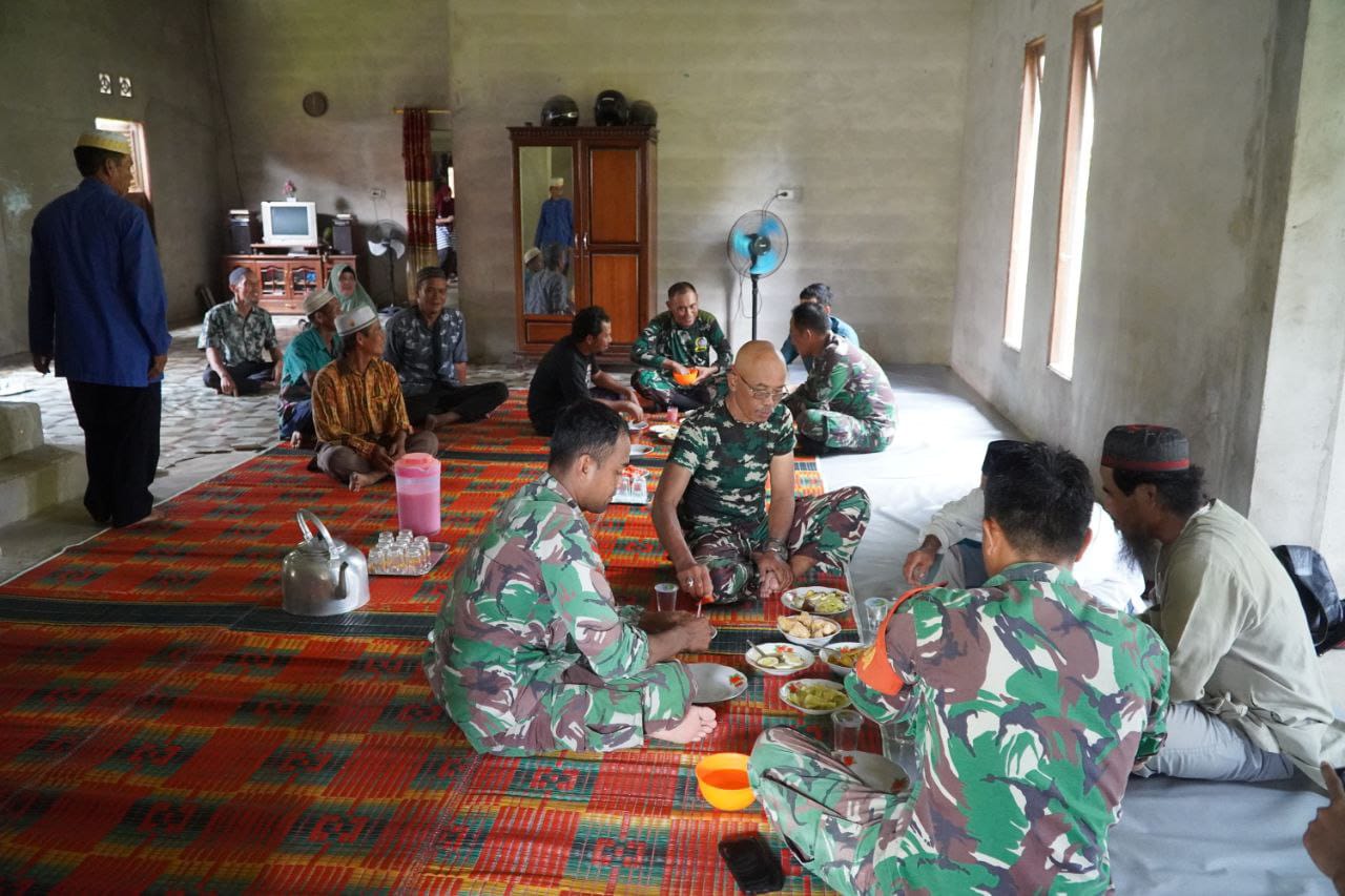 Warga Ajak Makan Bersama Satgas TMMD Regtas ke-126 Kodim 1208/Sambas