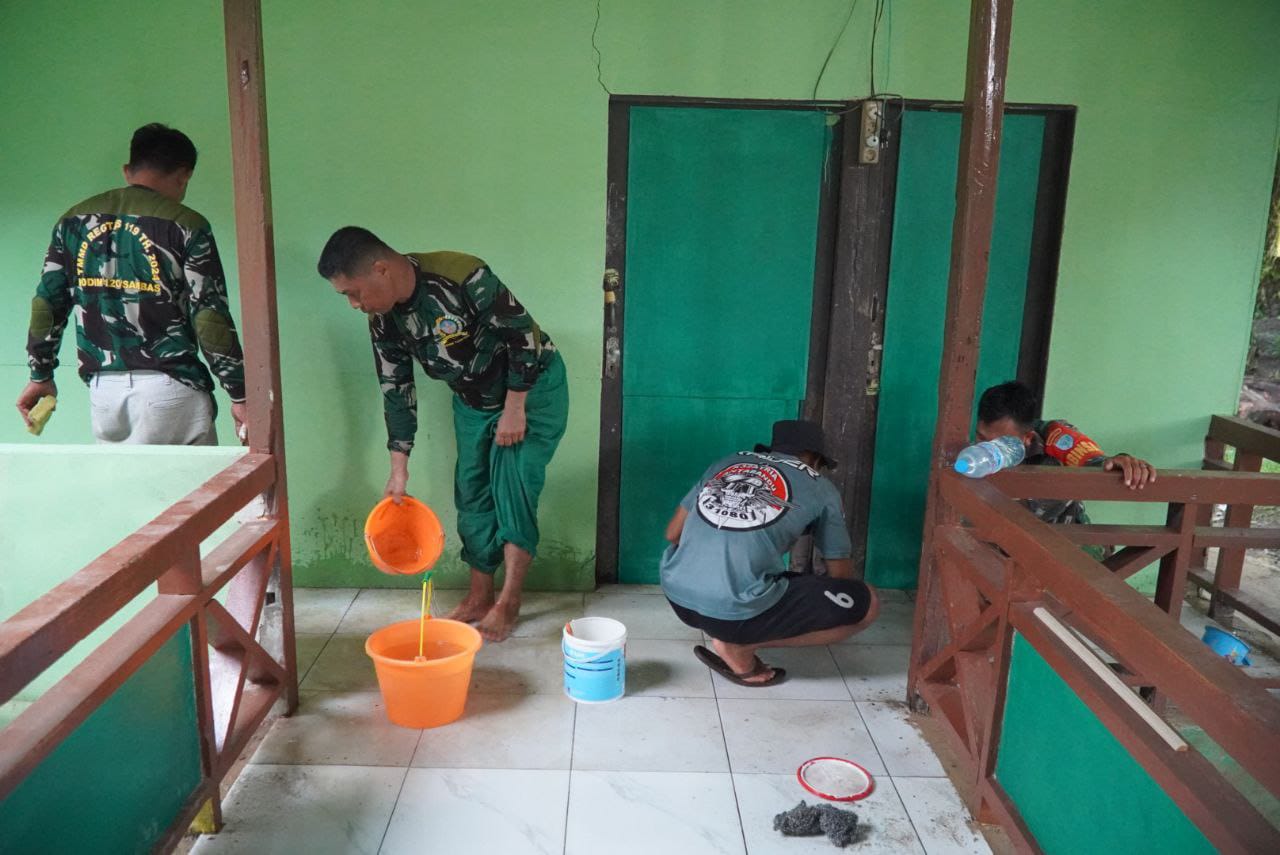 Satgas TMMD Regtas Ke-126 Kodim 1208/Sambas Bersihkan Keramik MCK Sekolahan