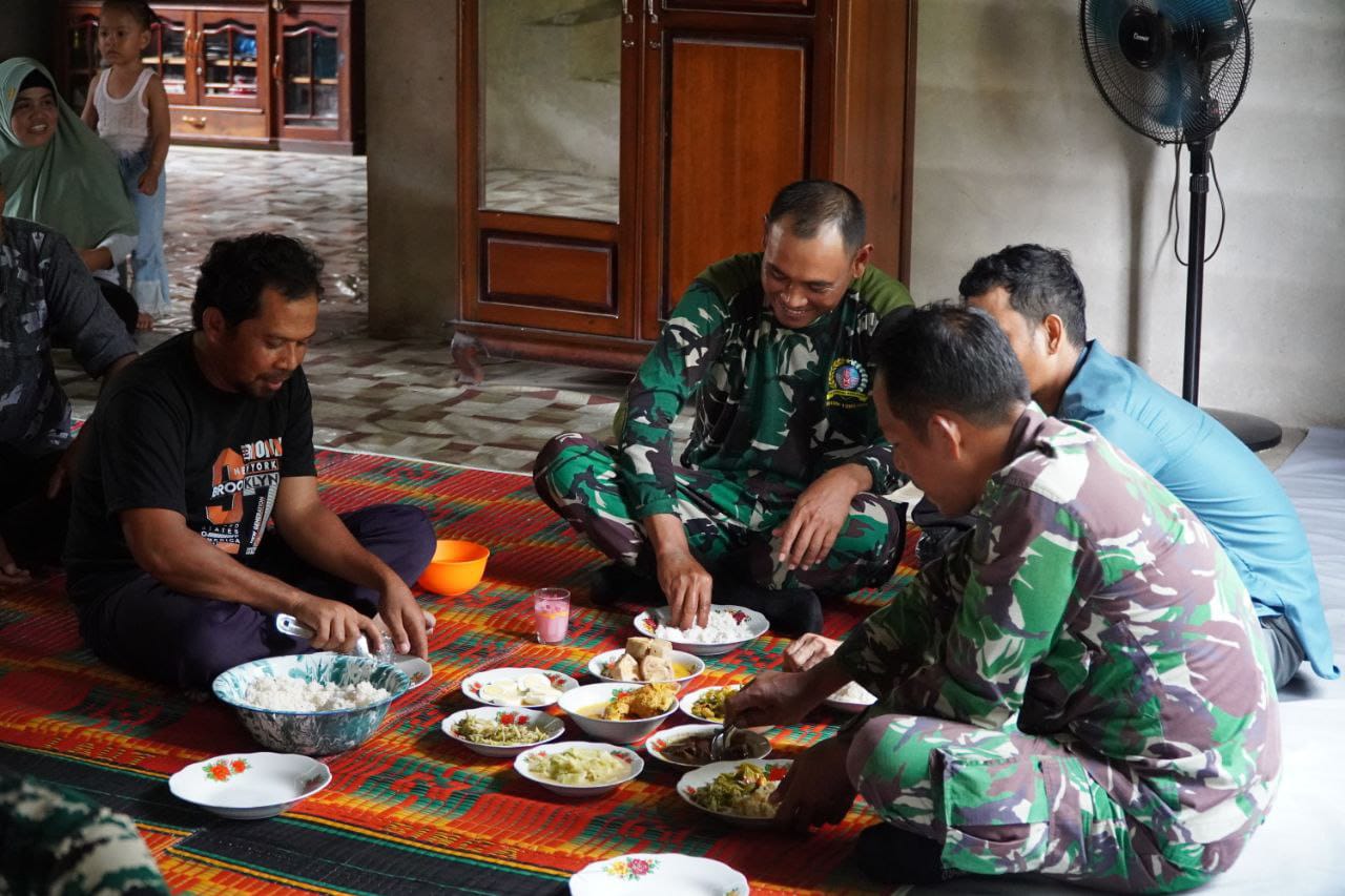 Satgas dan Warga Gelar Makan Bersama Sebagai Ungkapan Syukur Keberhasilan TMMD Regtas ke-126 Kodim 1208/Sambas