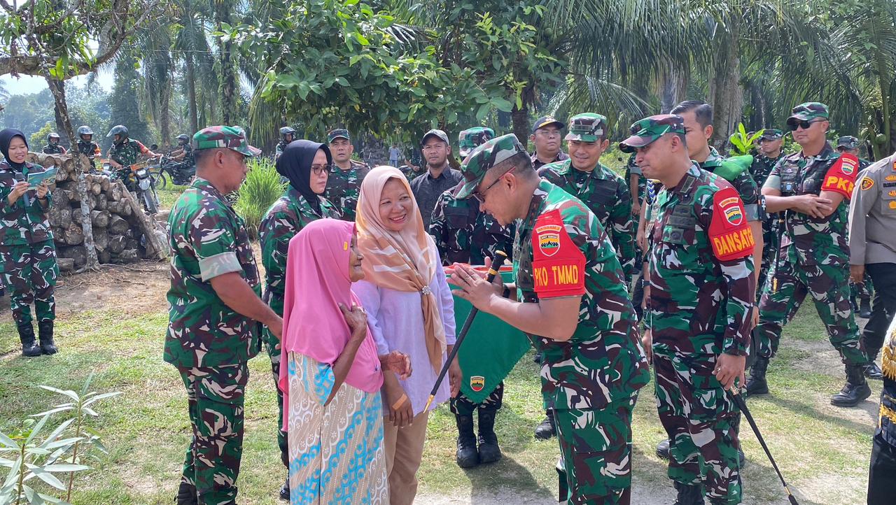 Pangdam I/BB Serahkan Langsung Kunci RTLH kepada Ibu Turini di Desa Tegal Sari, Serdang Bedagai