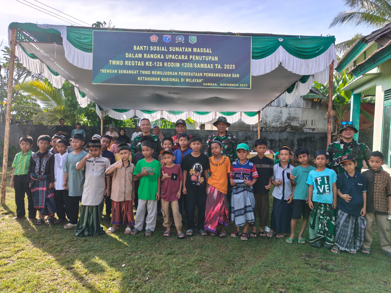 Khitanan Massal Digelar pada Penutupan TMMD ke-126 Kodim 1208/Sambas