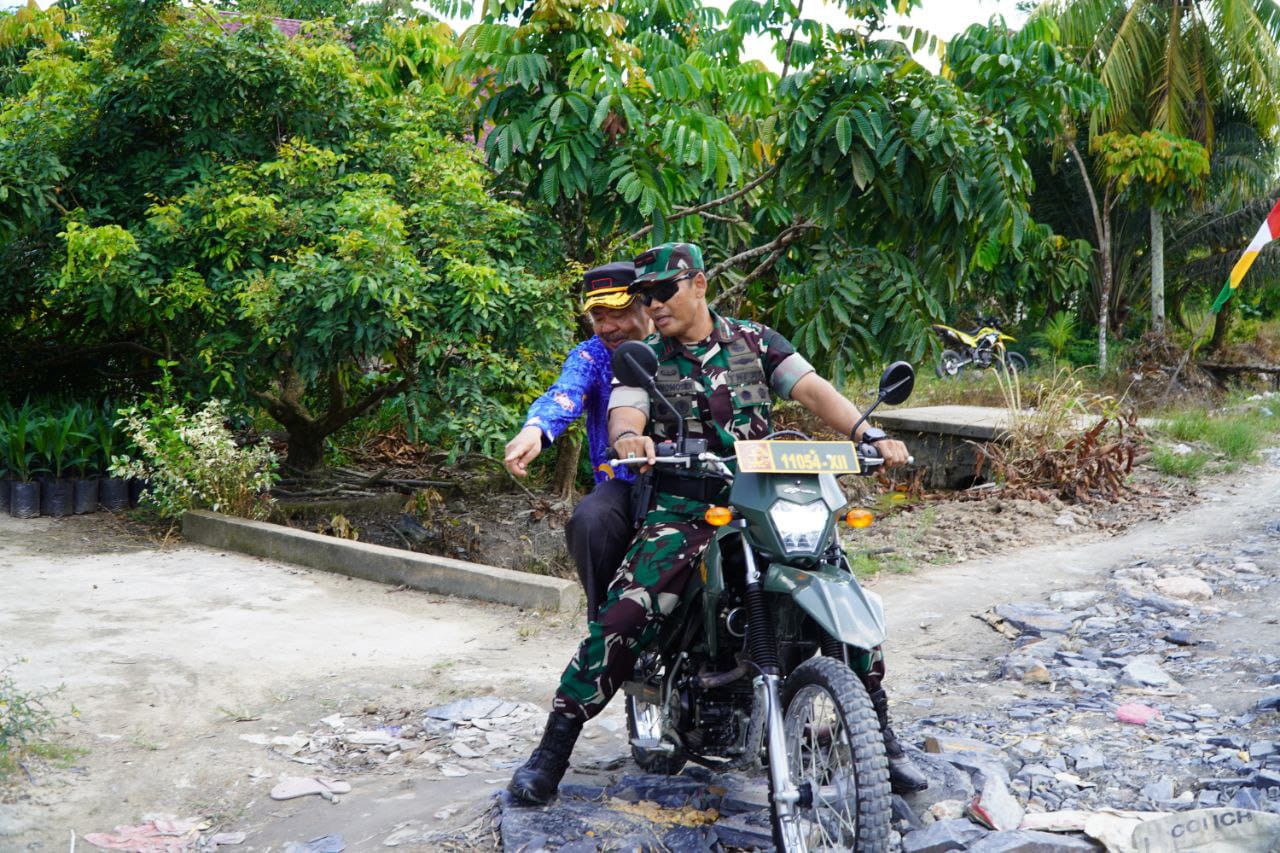 Danrem Bersama Sekda Sambas Tinjau Rabat Beton pada Penutupan TMMD ke-126 Kodim 1208/Sambas