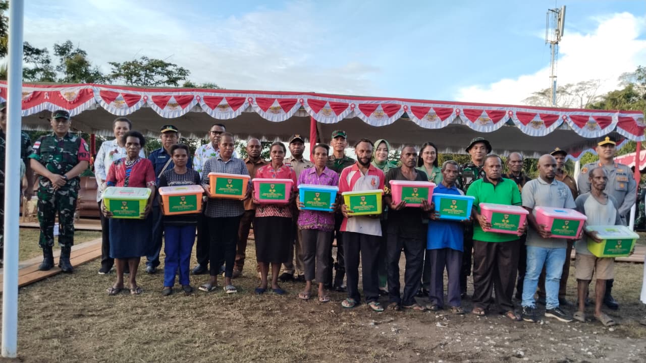 Tanda Kemanunggalan TNI-Rakyat: Kehadiran Pangdam XXIV/MT Salurkan Bansos di Penutupan TMMD Boven Digoel Diapresiasi Warga