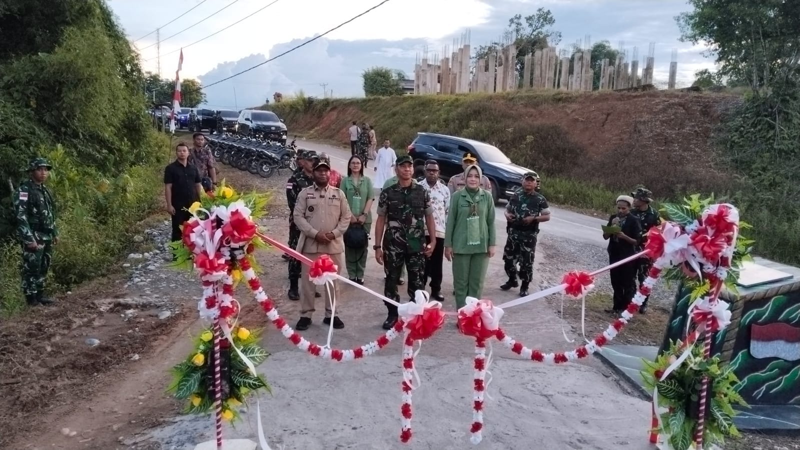 Akses Terbuka: Pangdam XXIV/MT Mayjen TNI Lucky Avianto Resmikan Jalan Baru TMMD dengan Pemotongan Pita di Waropko