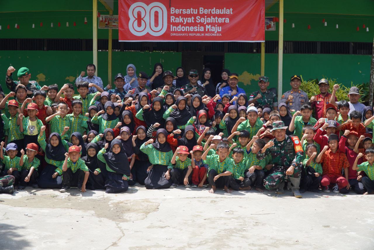 Danrem 121/Abw Brigjen TNI Purnomosidi Kunjungi Sekolah yang Selesai Direhab Satgas TMMD Ke-126 Kodim 1208/Sambas