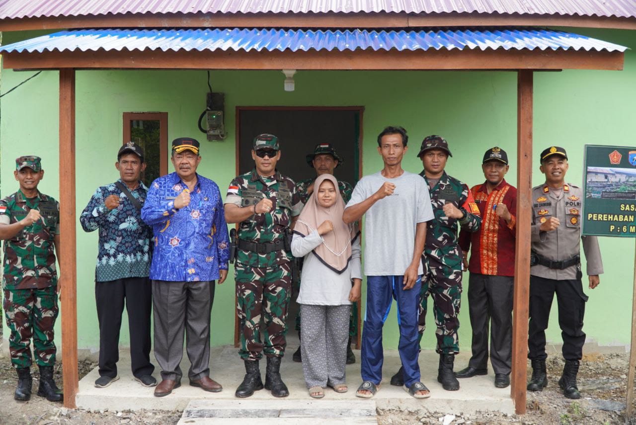 Danrem 121/Abw Kunjungi Rumah RTLH Milik Pak Mintoni Usai Upacara Penutupan TMMD ke-126