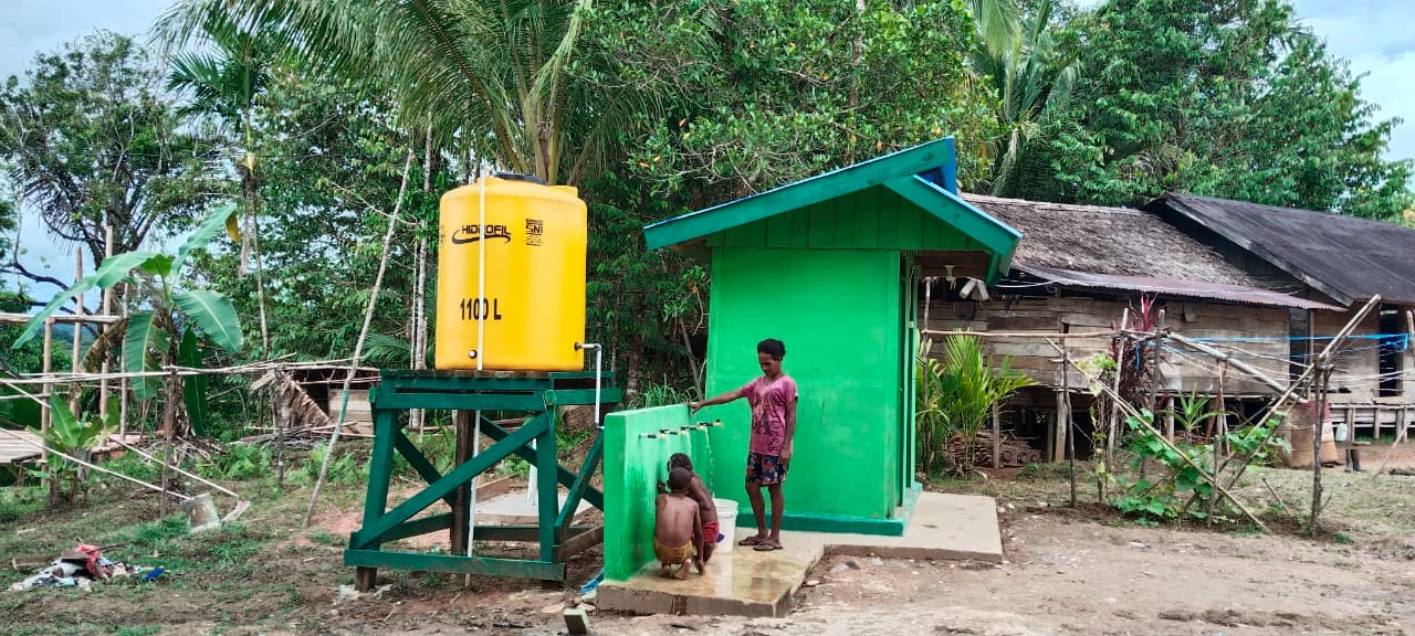 Mandi Bersih di Waropko: Kisah Perjuangan dan Senyum Warga Setelah TMMD Hadirkan Sumber Air Kehidupan