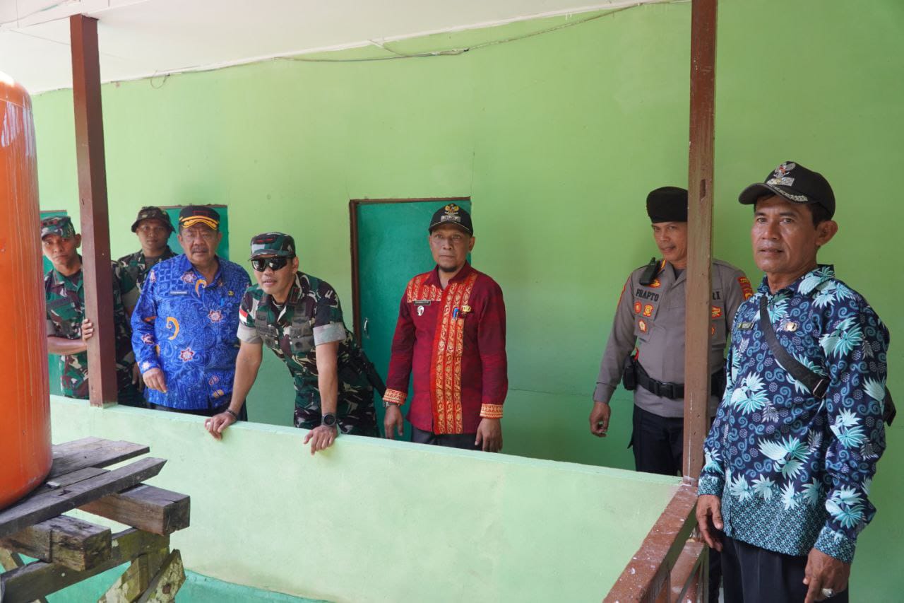 Camat Galing Sampaikan Terima Kasih kepada Satgas TMMD ke-126 Kodim 1208/Sambas atas Pembangunan MCK Sekolahan