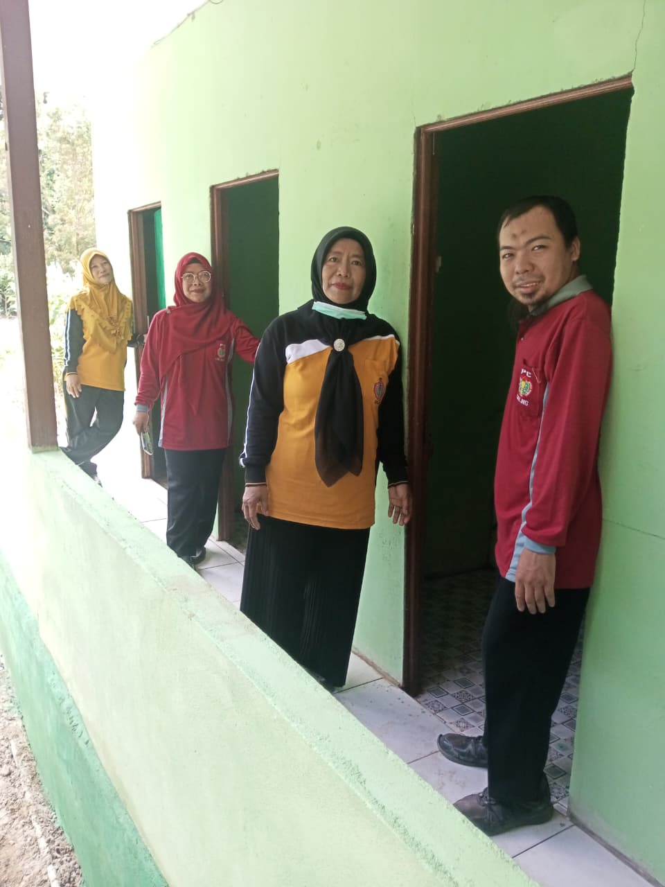 Keceriaan Dewan Guru Terpancar Usai Miliki MCK Layak Berkat TMMD ke-126 Kodim 1208/Sambas