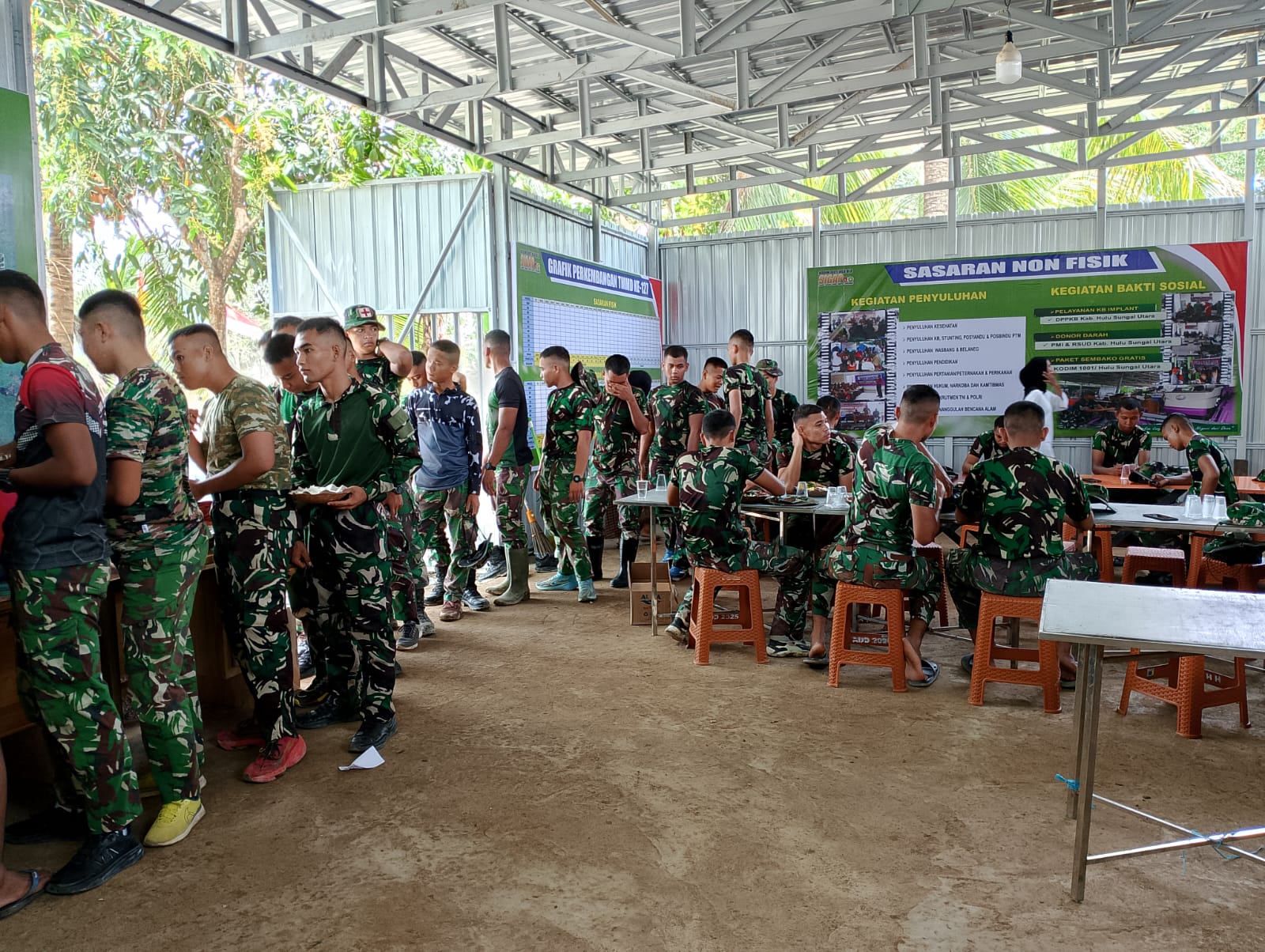 Makan Siang Sederhana, Makna Luar Biasa: Satgas TMMD ke-127 Kodim 1001/HSU–Balangan Menyatu Bersama Warga Desa Hambuku Hulu