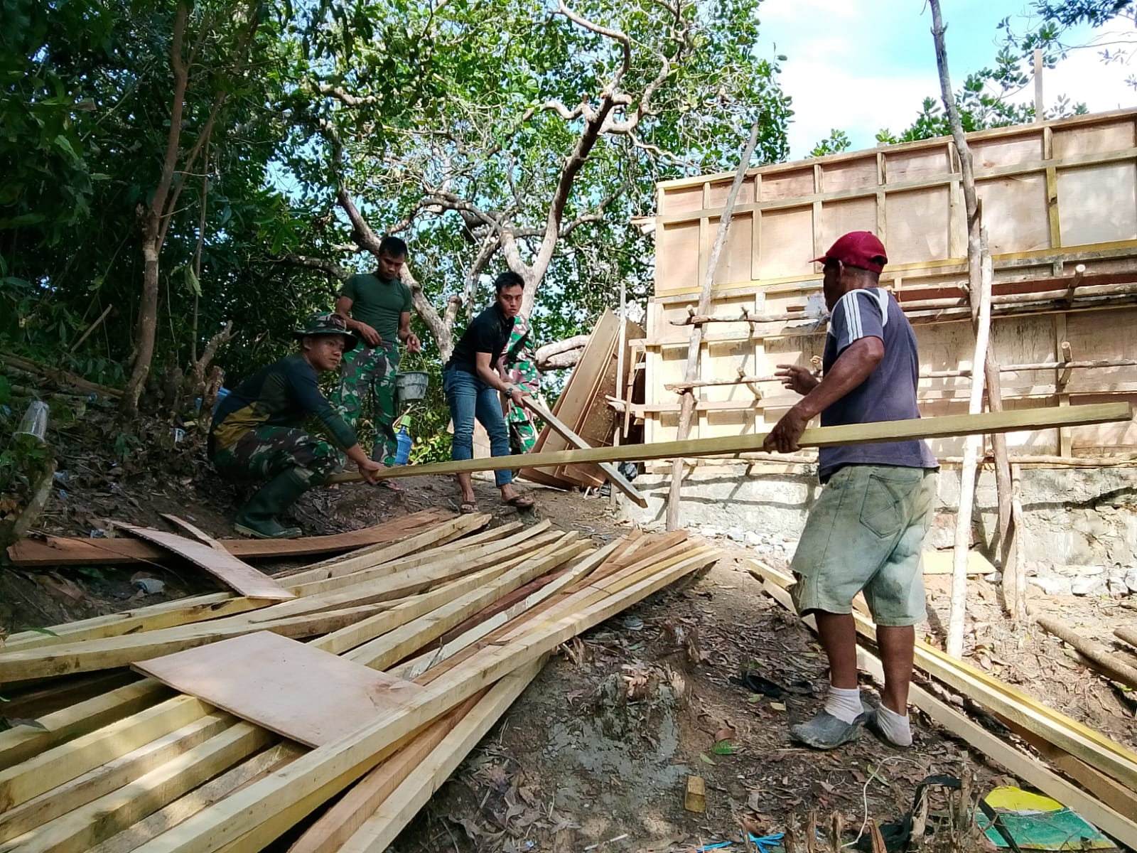 Wujudkan Air Bersih, Satgas TMMD 127 dan Warga Sambuli Kompak Pasang Mal Bak Air