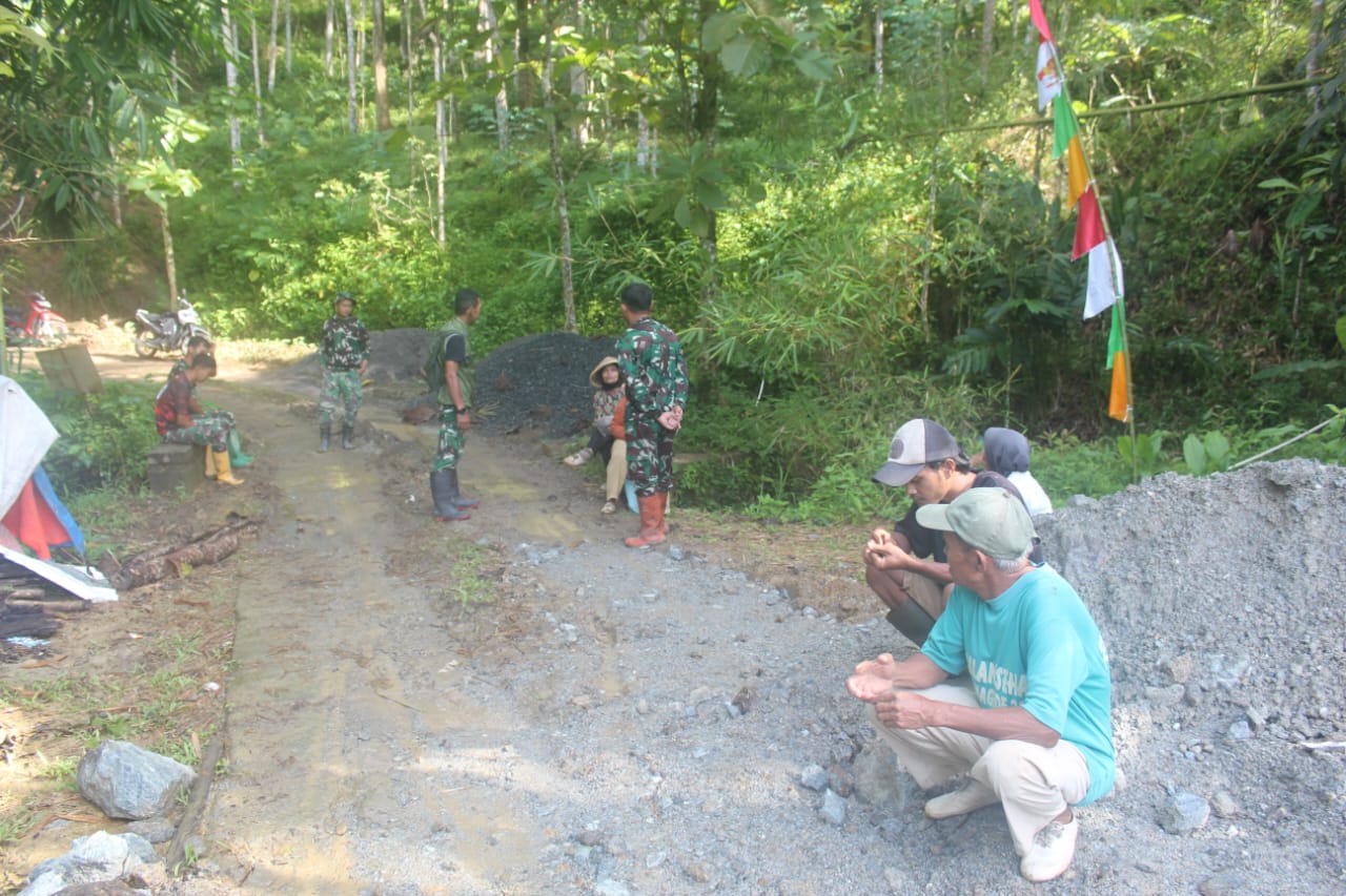 Tawa di Tepi Coran, Hangatnya Cengkrama Prajurit dan Warga Sebelum Beton Mengalir