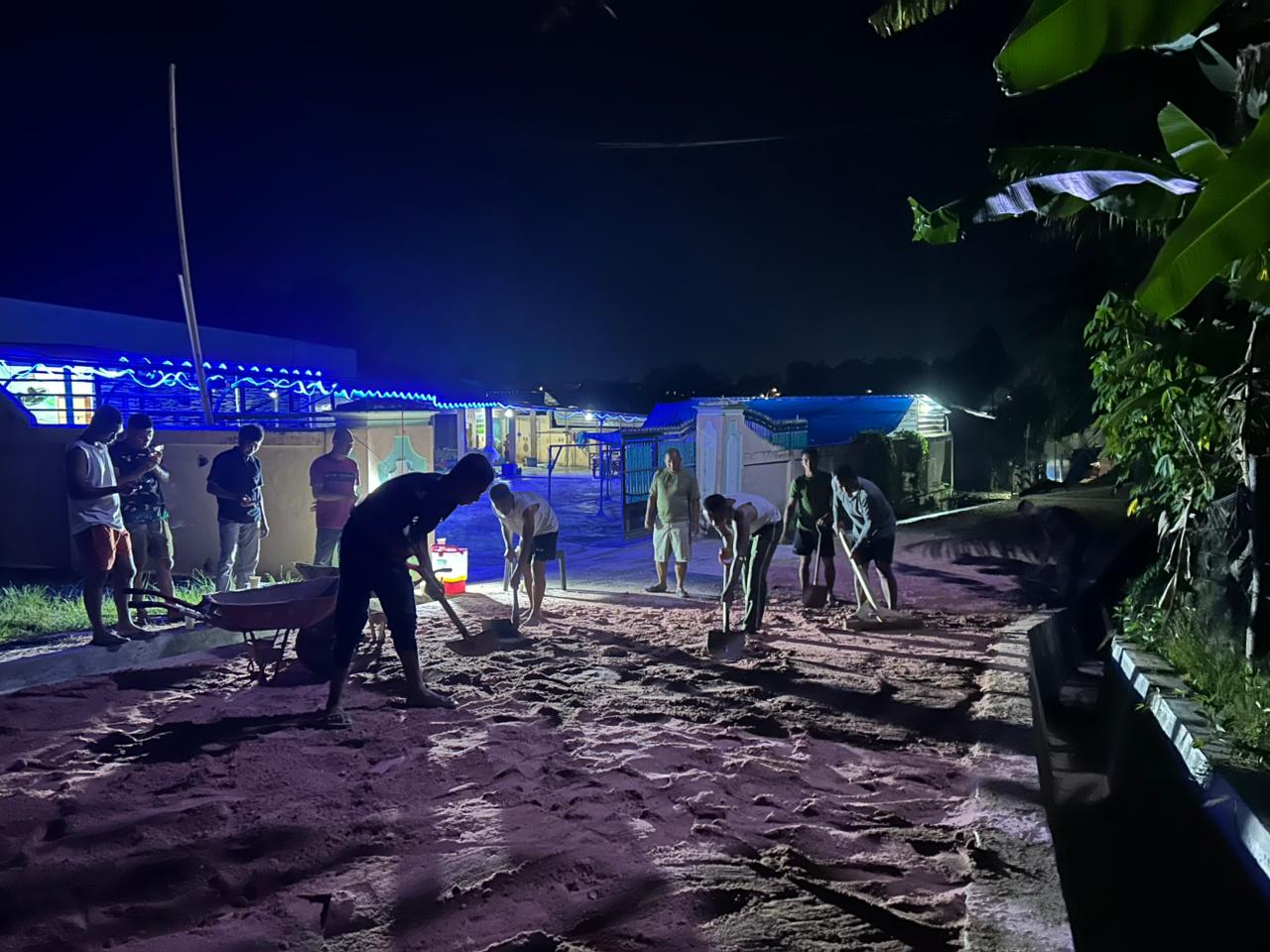 Tak Kenal Lelah, Satgas TMMD 127 Kodim Kendari Lembur Hingga Malam Demi Rampungkan Paving Blok  ​