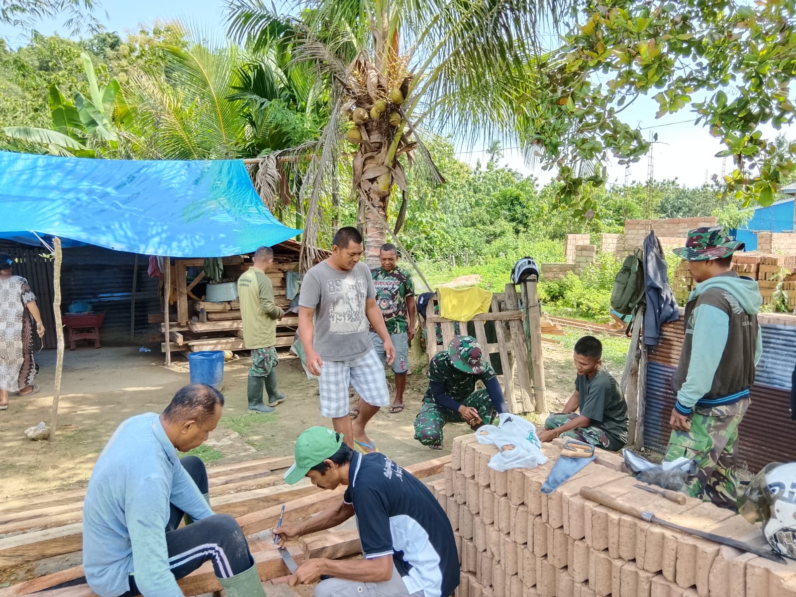 Sinergi Tanpa Batas: Satgas TMMD 127 Kodim Kendari dan Warga Sambuli Rakit Rangka Tiang Hunian Layak