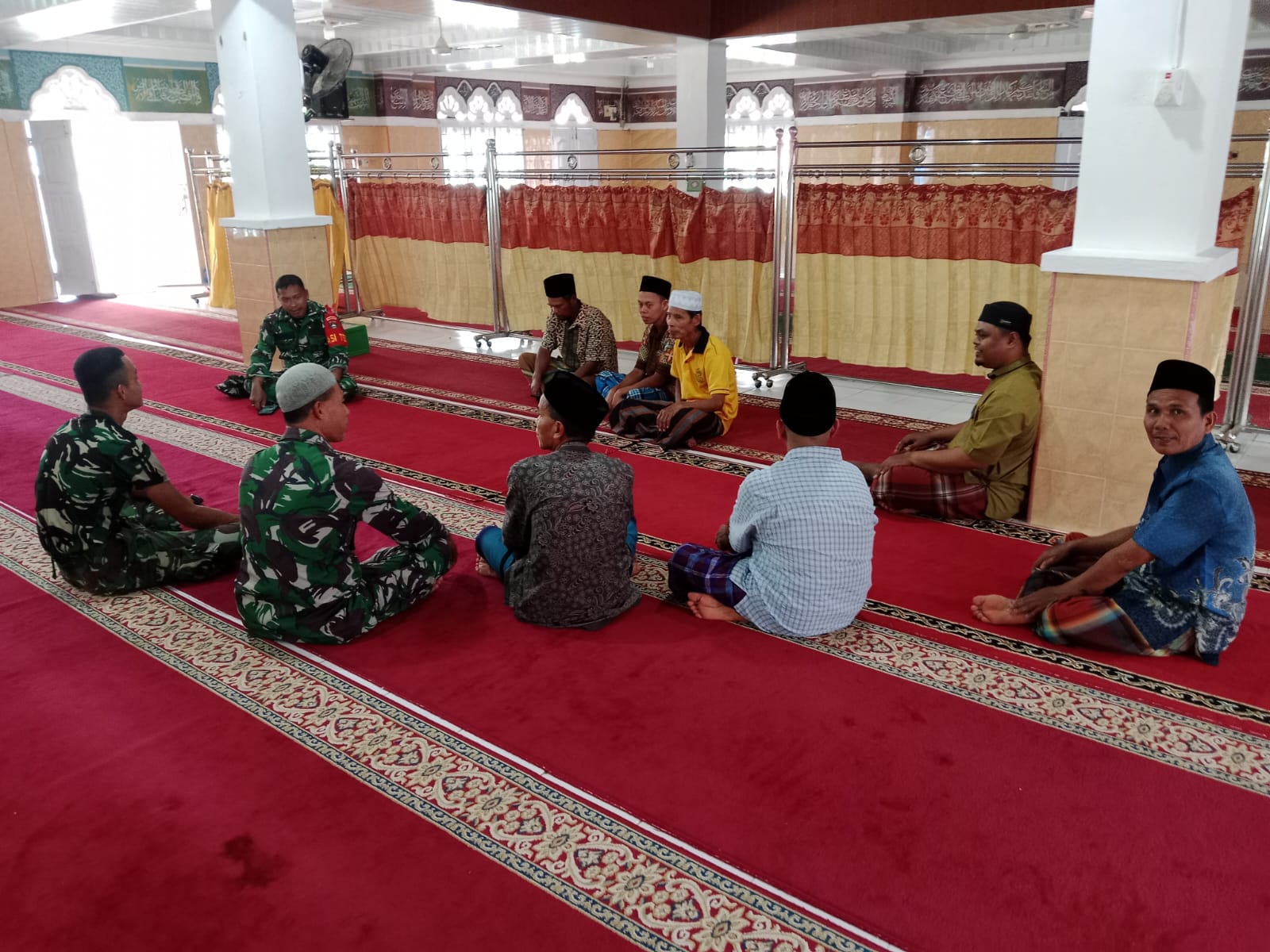 TMMD ke-127 Kodim 0302/Inhu Jaga Keseimbangan Dunia dan Akhirat, Satgas Sholat Berjamaah dan Komsos di Masjid Nurul Iman