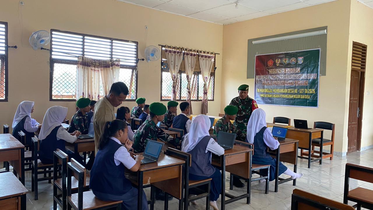 Satgas TMMD 127 Gelar Pelatihan Komputer dan Berikan Buku di SMPN 3 Pulau Rimau