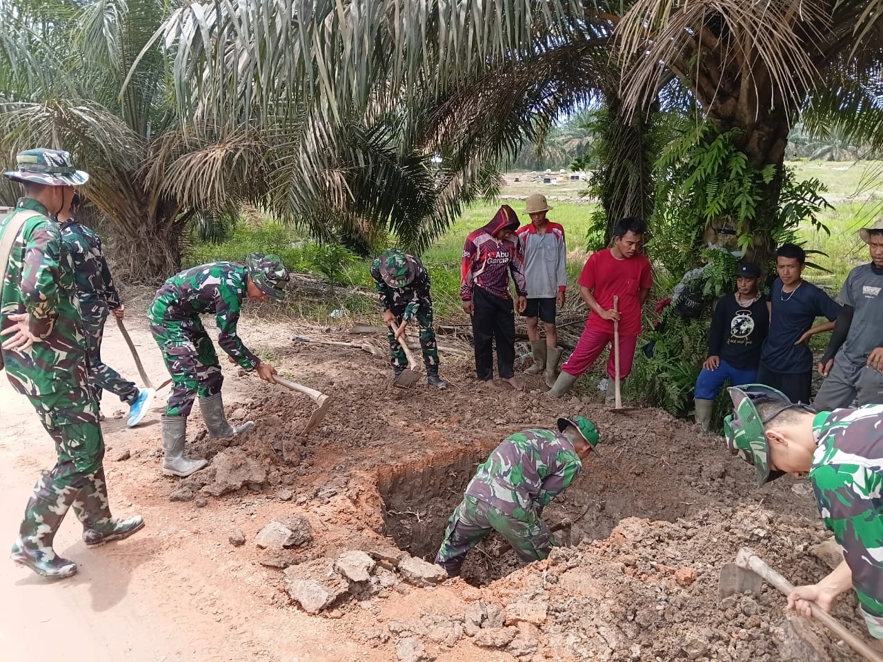 Satgas TMMD 127 Kodim 0430/BA Terus Pacu Pemasangan Gorong-Gorong Titik 2