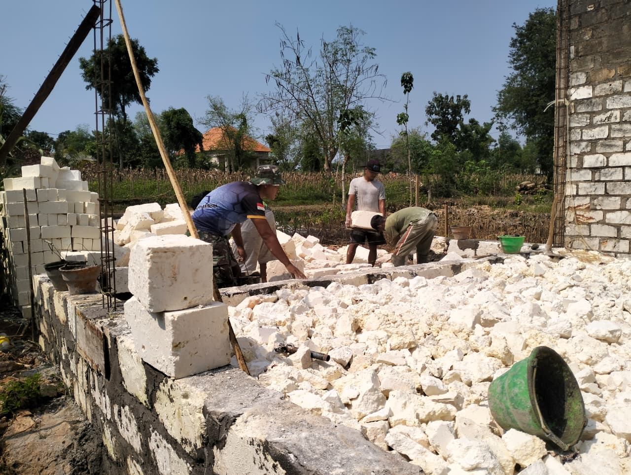 Progres TMMD ke-128 di Semanding Meningkat, Plester Dinding Mushola Al Mujtahidin Selesai 100 Persen